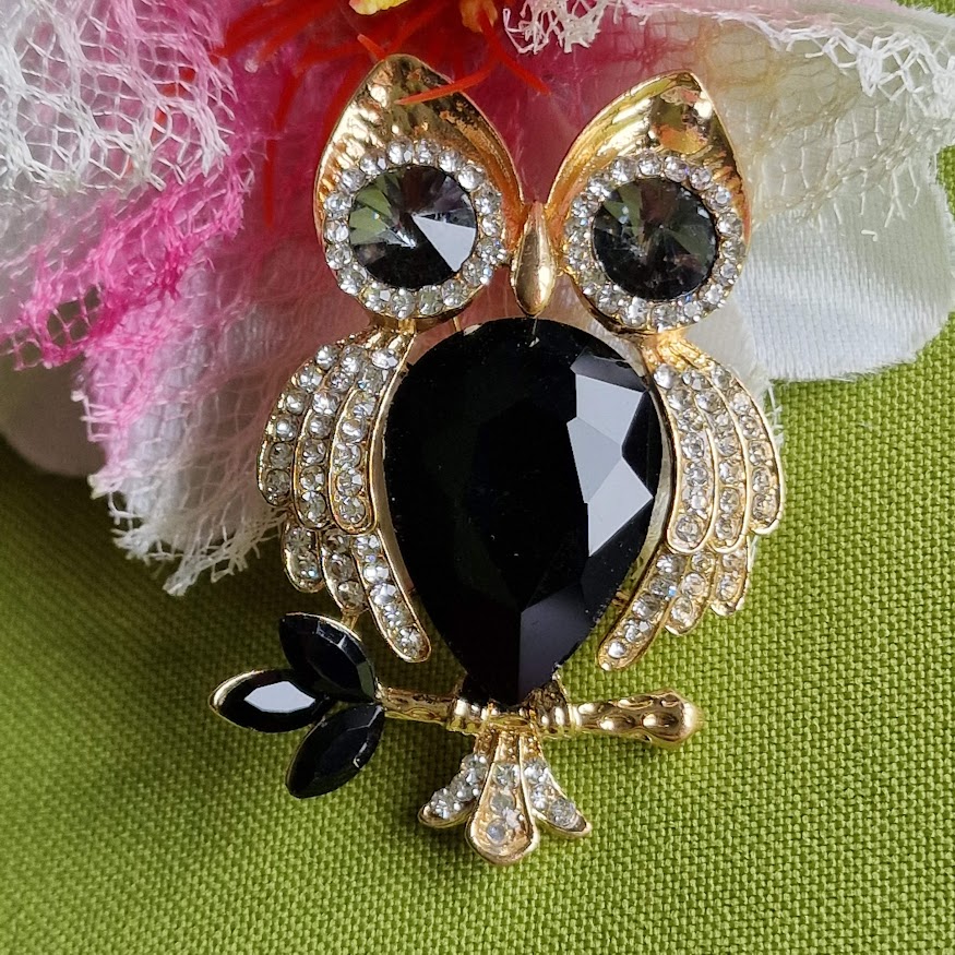 Kitűző bross BRO290C - Strassz- és opál köves bagoly 35x55mm - fekete