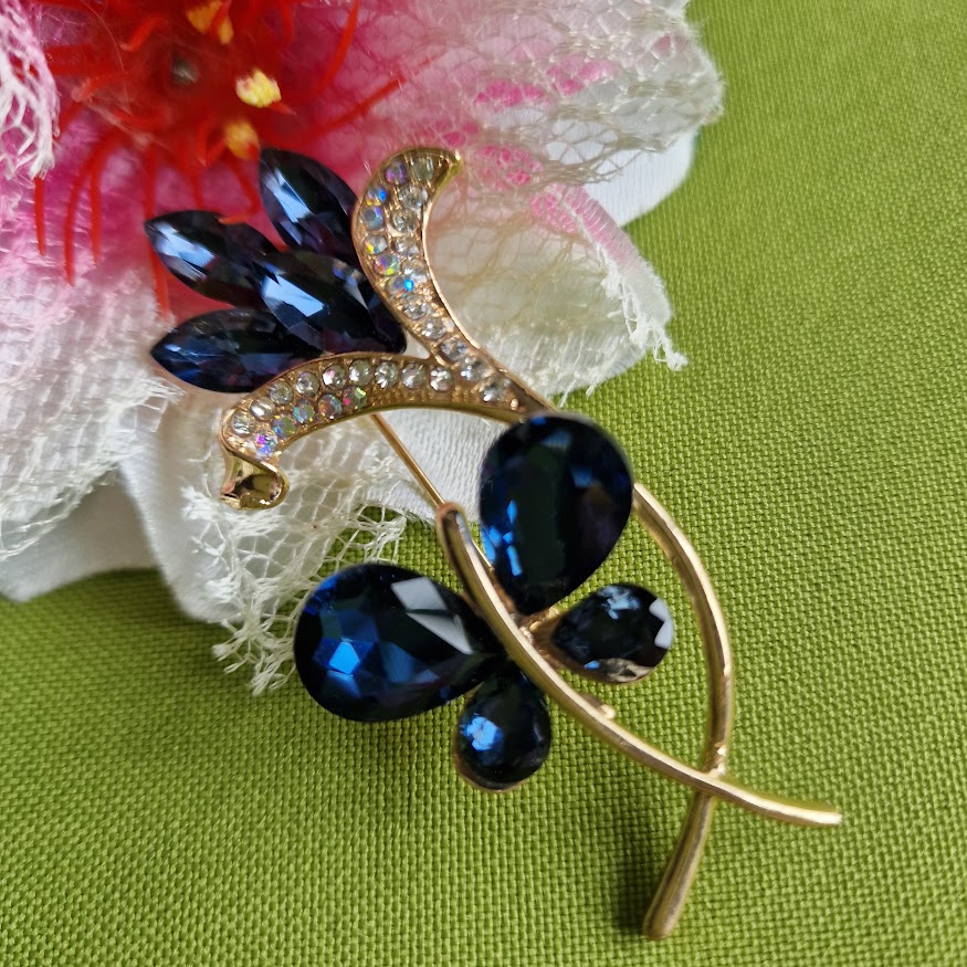 Kitűző bross BRO292C - Strasszköves tulipánt pillangóval 30x62mm - sötétkék