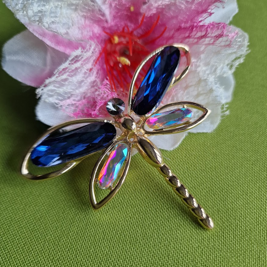 Kitűző bross BRO291B - kék és szivárvány színű szárnyú szitakötö 72x60mm