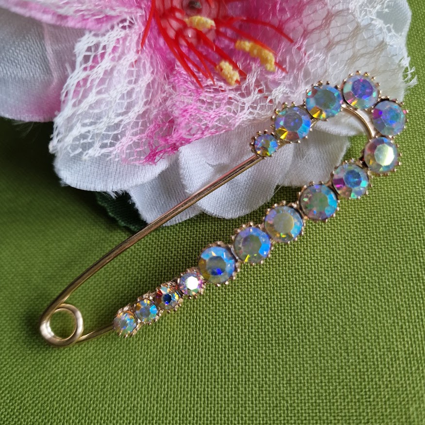 Kitűző bross BRO293 - Strasszköves színjátszós biztosítótű 74x21mm