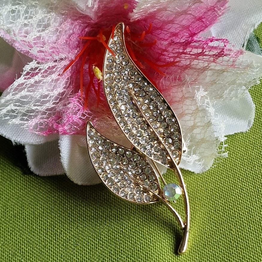 Kitűző bross BRO294 - Strasszköves arany színű levelek 28x68mm