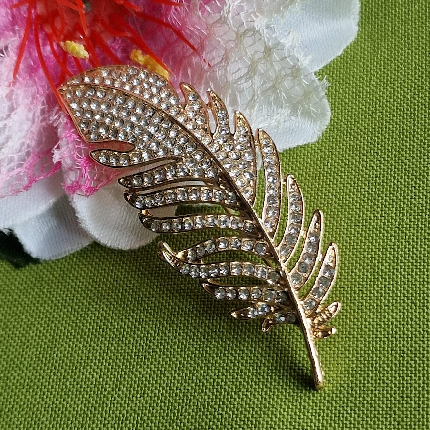 Kitűző bross BRO295 - Strasszköves arany színű toll 65x28mm