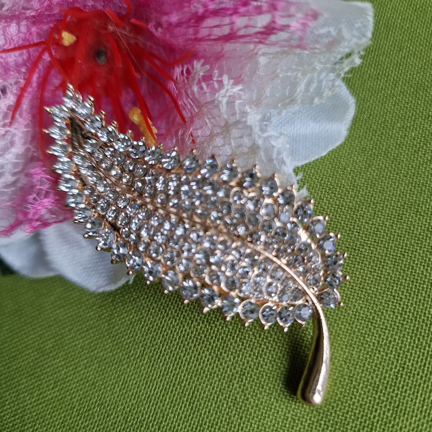 Kitűző bross BRO296 - Strasszkövekkel kirakott arany színű levél 62x28mm