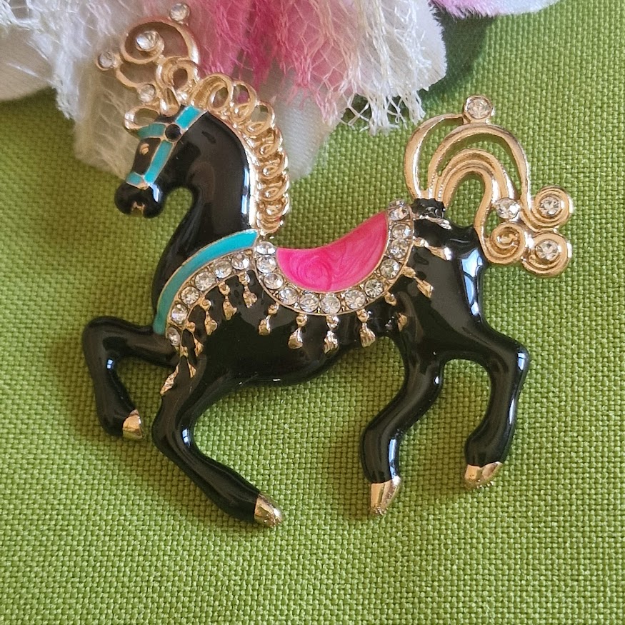 Kitűző bross BRO298 - Strasszköves tűzzománcos fekete paripa ló 55x55mm