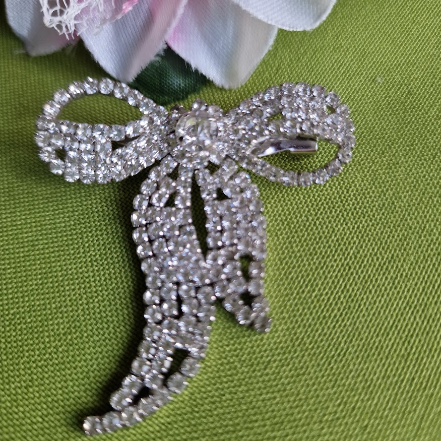 Kitűző bross BRO302 - Strasszköves masni melltű 47x52mm