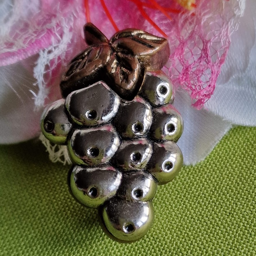 Kitűző bross BRO305 - Antik hatású szőlő fürt 35x40mm