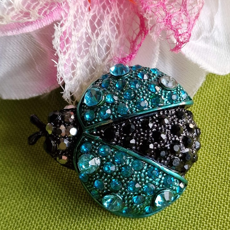 Kitűző bross BRO306 - Strasszköves katicabogár  7x37mm