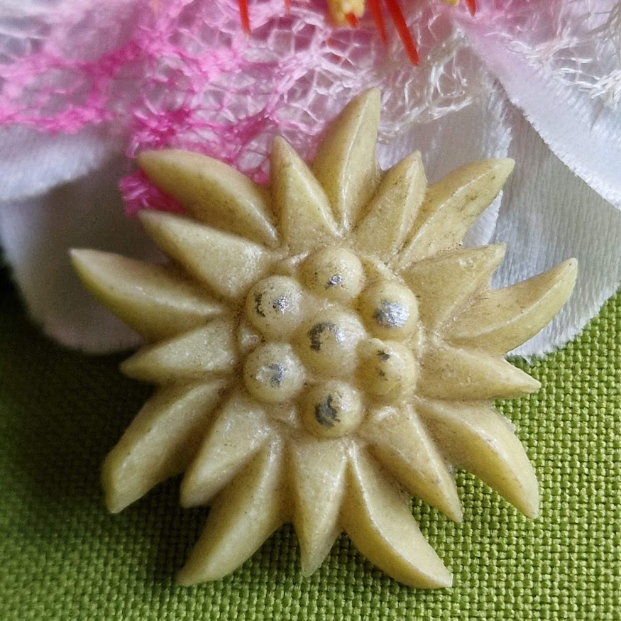 Kitűző bross BRO308 - Csont virág 35x30mm