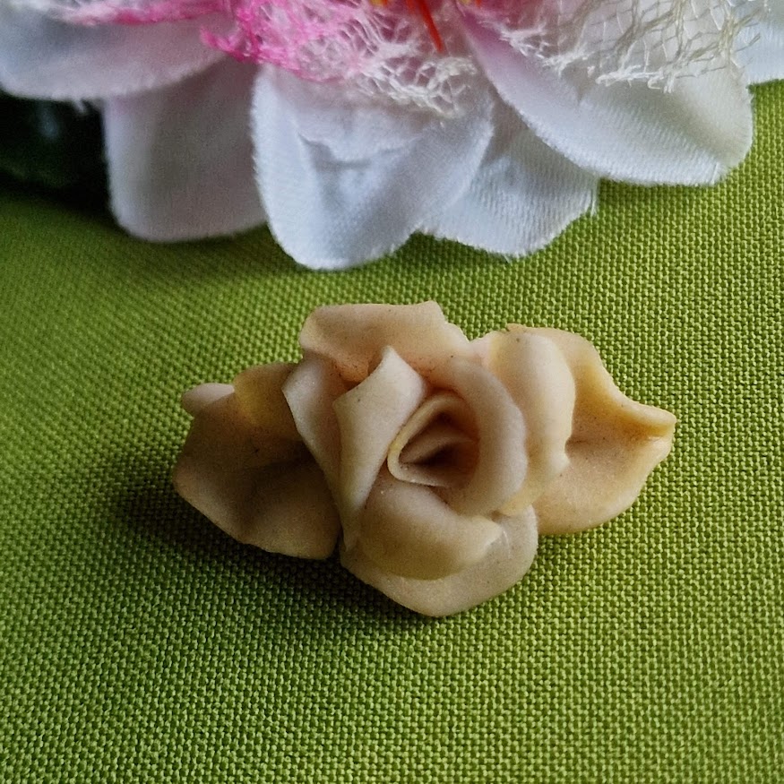 Kitűző bross BRO309 - Csont rózsa 40x27mm