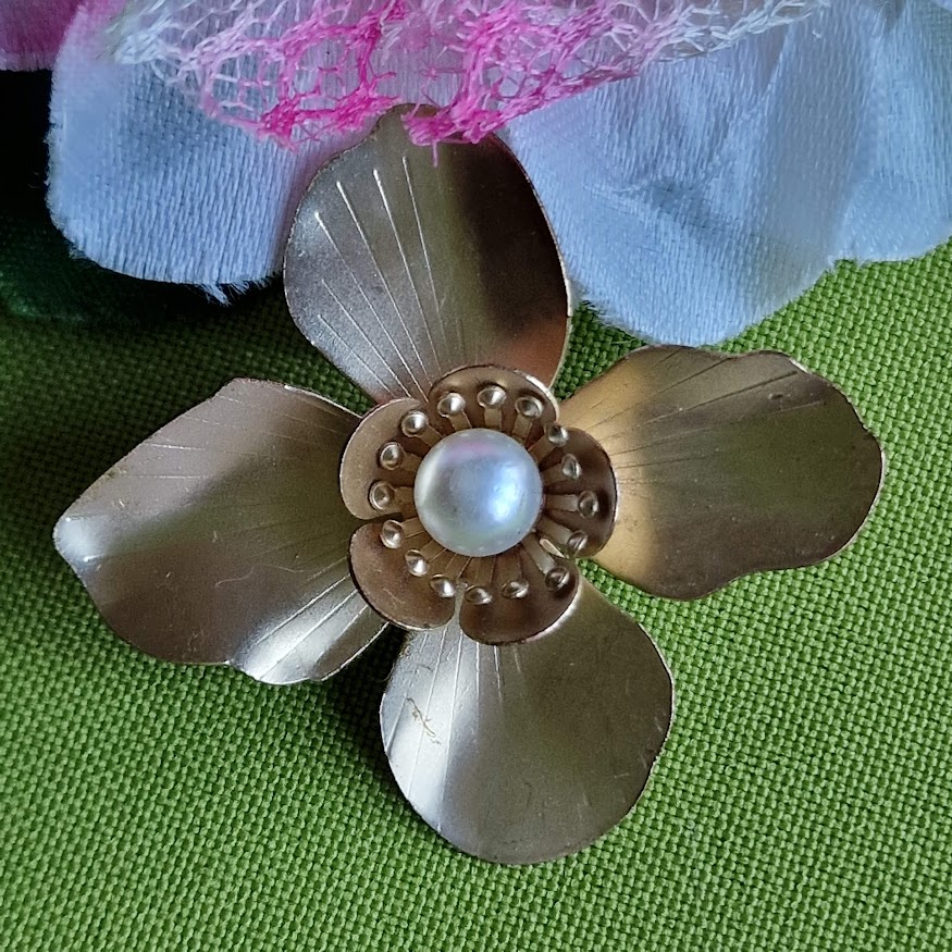 Kitűző bross BRO303 - Arany színű gyöngyös virág 47x43mm