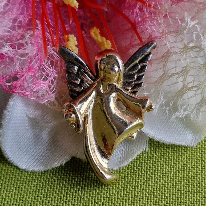 Kitűző bross BRO310 - Antik hatású angyalka 22x30mm