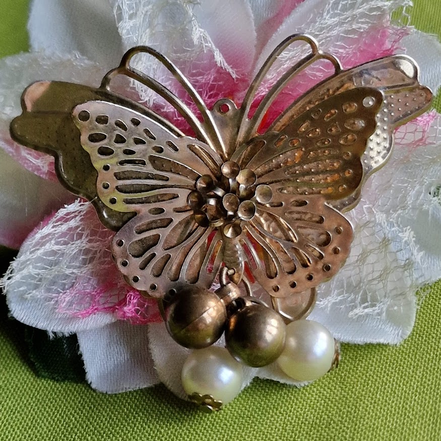 Kitűző bross BRO313 - Antik hatású gyöngyös dupla szárnyú pillangó medál 70x62mm
