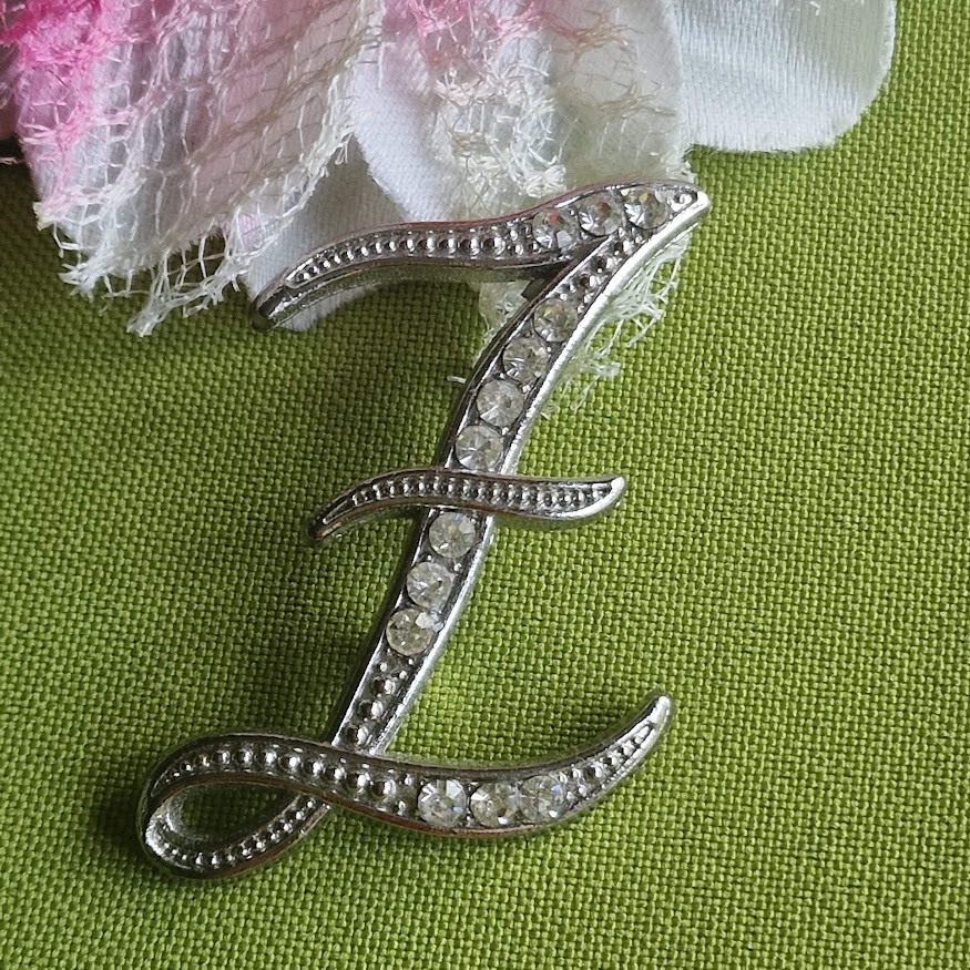 Kitűző bross BRO315 - Strasszköves Z betű ezüst színű alapon 40x45mm