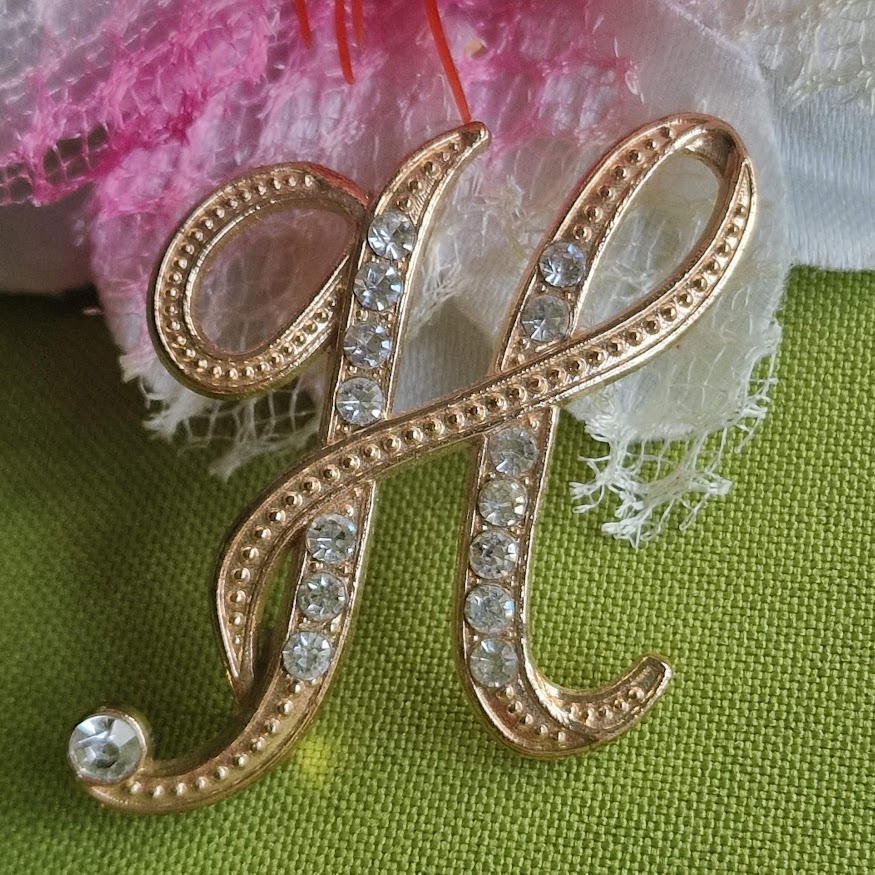 Kitűző bross BRO316 - Strasszköves H betű arany színű alapon 40x45mm