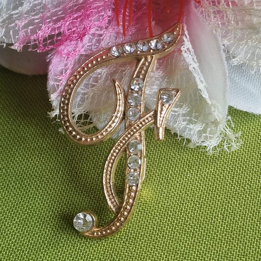 Kitűző bross BRO318 - Strasszköves F betű arany színű alapon 30x50mm