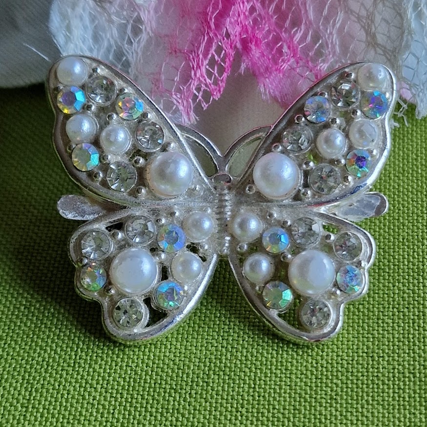 Kitűző bross BRO321 - Ezüst színű strasszköves gyöngyös pillangó 41x34mm