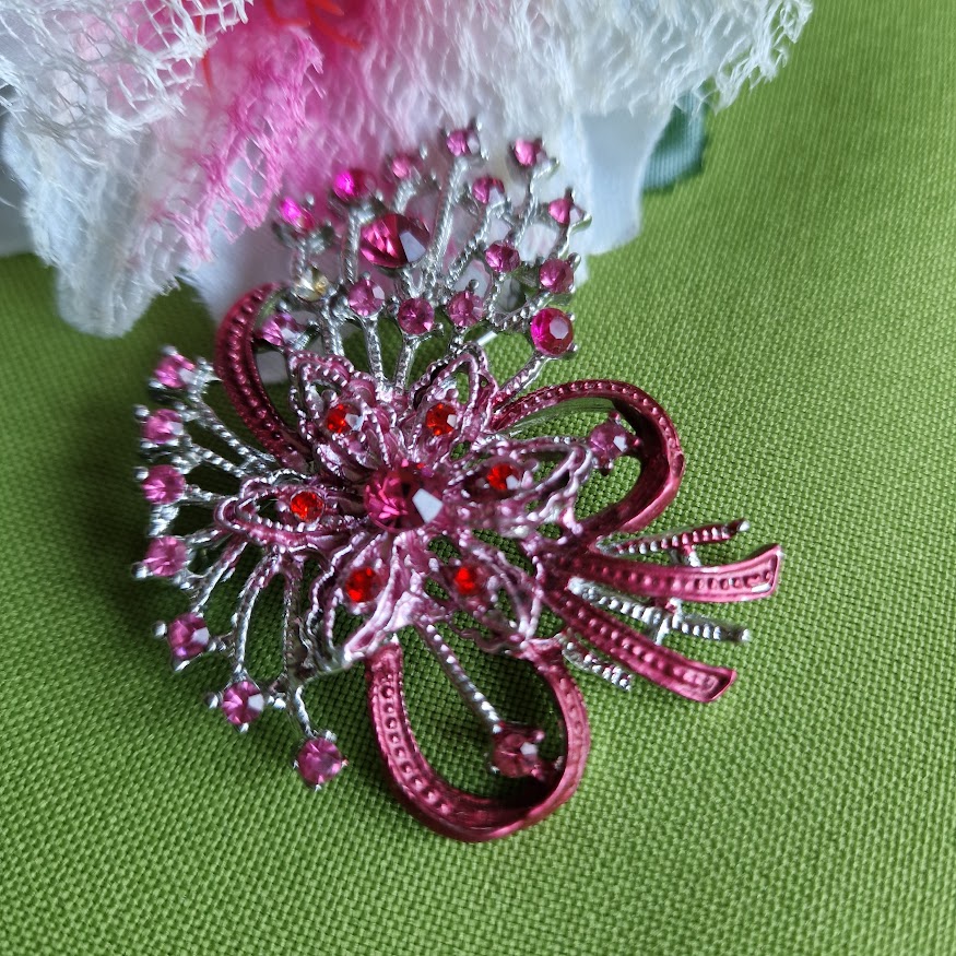 Kitűző bross BRO322 - Strasszköves pink virágcsokor 50x54mm