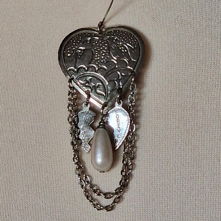 Kitűző bross BRO323 - Ezüst szív medál lánccal 34x70mm