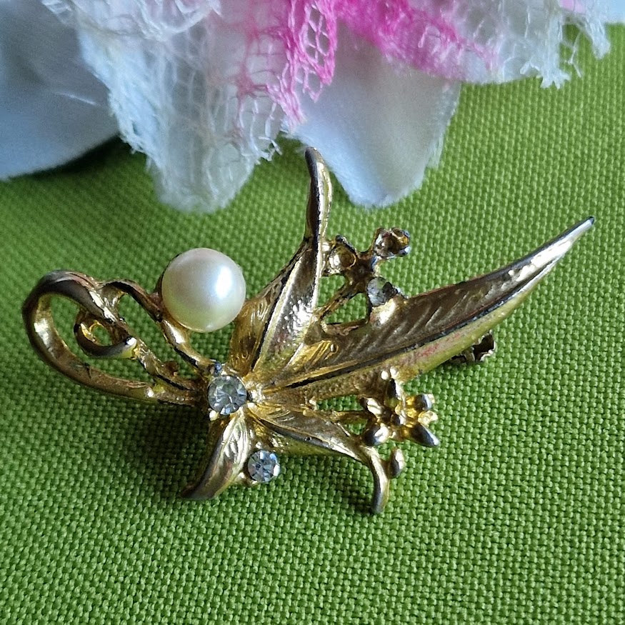 Kitűző bross BRO324 - Antik hatású arany virág 45x28mm