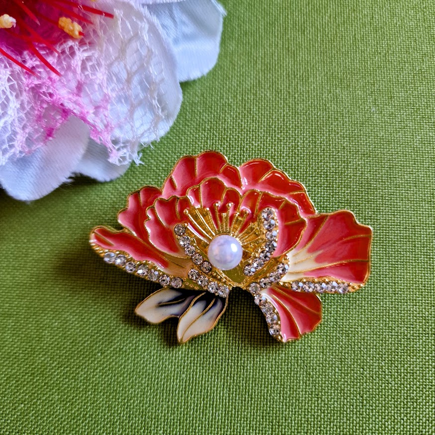 Kitűző bross BRO334 - Strasszköves gyöngyös bazsarózsa 50x35mm