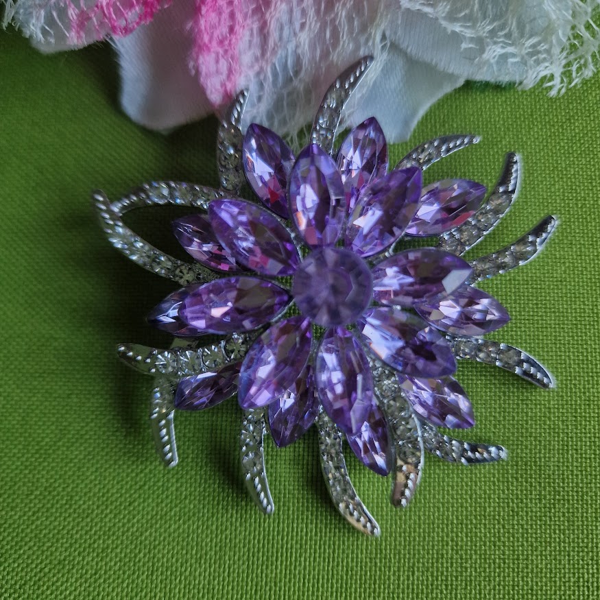 Kitűző  bross BRO333 - Strasszköves lila virág 58mm