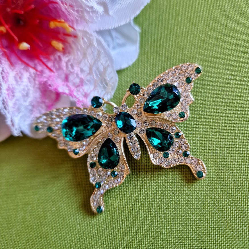 Kitűző bross BRO336 - Smaragdzöld színű strasszköves pillangó 58x38mm