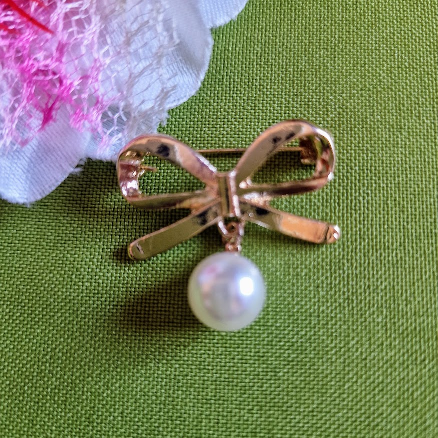 Kitűző bross BRO343 - Gyöngyös masni melltű 30x30mm