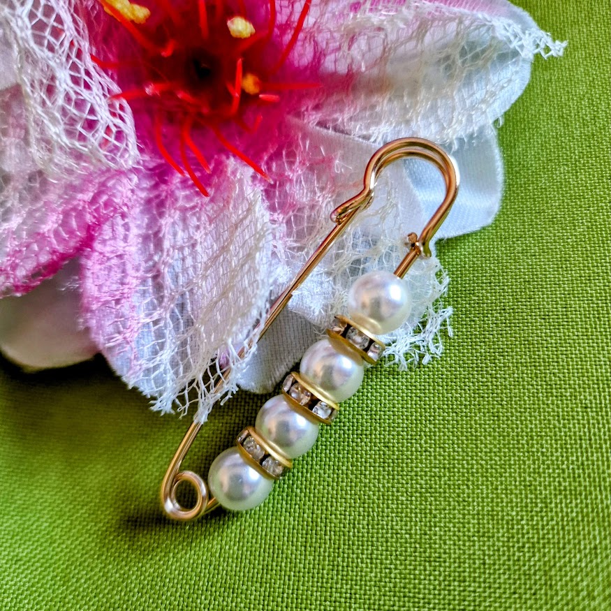 Kitűző bross BRO345 - Strasszköves fehér gyöngyös melltű 14x55 mm