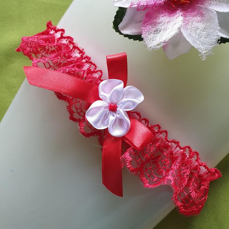 ESKÜVŐ HAK43 - 40mm-es Piros színű masnis virágos csipke Harisnyakötő Legényfogó