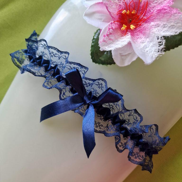 ESKÜVŐ HAK36 - 45mm-es Sötétkék színű masnis Harisnyakötő Combcsipke Legényfogó