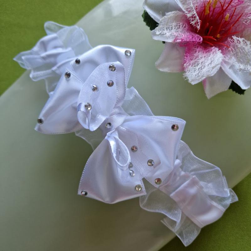 ESKÜVŐ HAK78 - 48mm-es fehér színű masnis organza-szatén Harisnyakötő Combcsipke