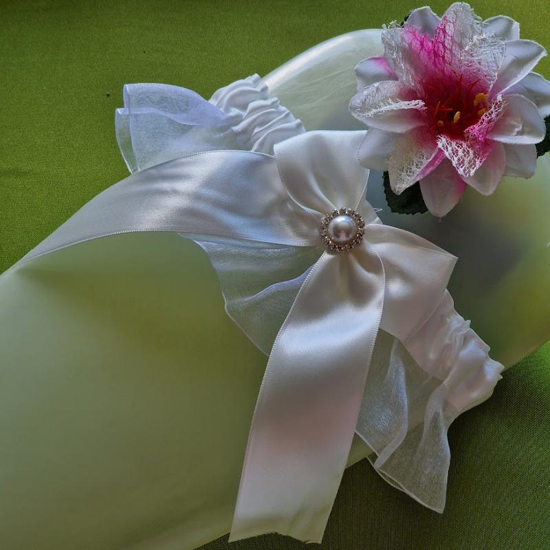 ESKÜVŐ HAK79 - 70mm-es ekrü-fehér színű nagy masnis organza-szatén Harisnyakötő Combcsipke