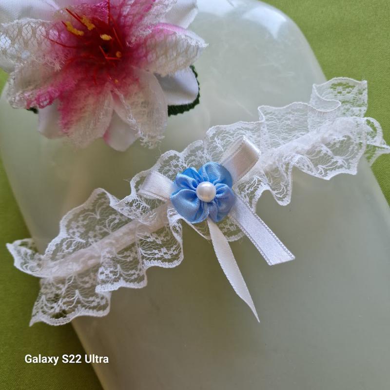 ESKÜVŐ HAK77 - 45mm-es kék virágos ekrü színű csipke Harisnyakötő Combcsipke