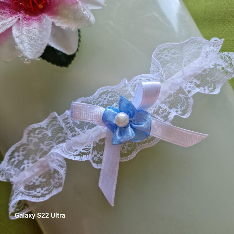 ESKÜVŐ HAK75 - 45mm-es kék virágos fehér színű csipke Harisnyakötő Combcsipke