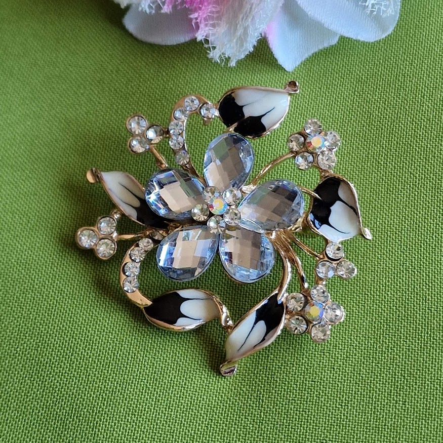 Kitűző bross BRO353 - Strasszköves tűzzománcos virág melltű 62mm