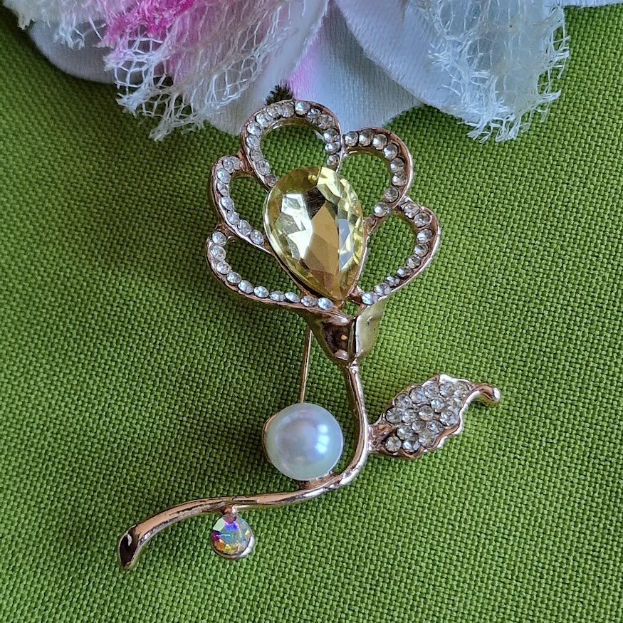 Kitűző bross BRO354 - Kristályköves strsszos gyöngyös 38x50mm