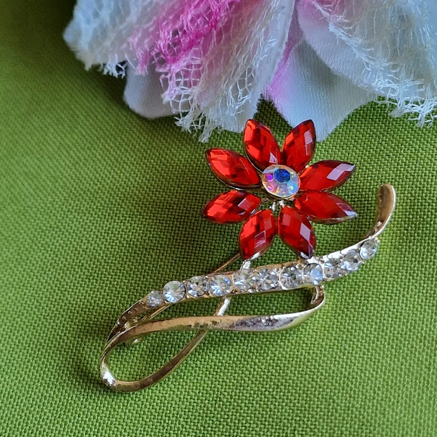 Kitűző bross BRO356 - Piros virág strasszos levéllel 31x53mm
