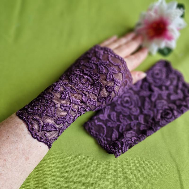 ESKÜVŐ KTY55 – Saját készítésű 18cm-es ujjatlan padlizsánlila színű csipke kesztyű