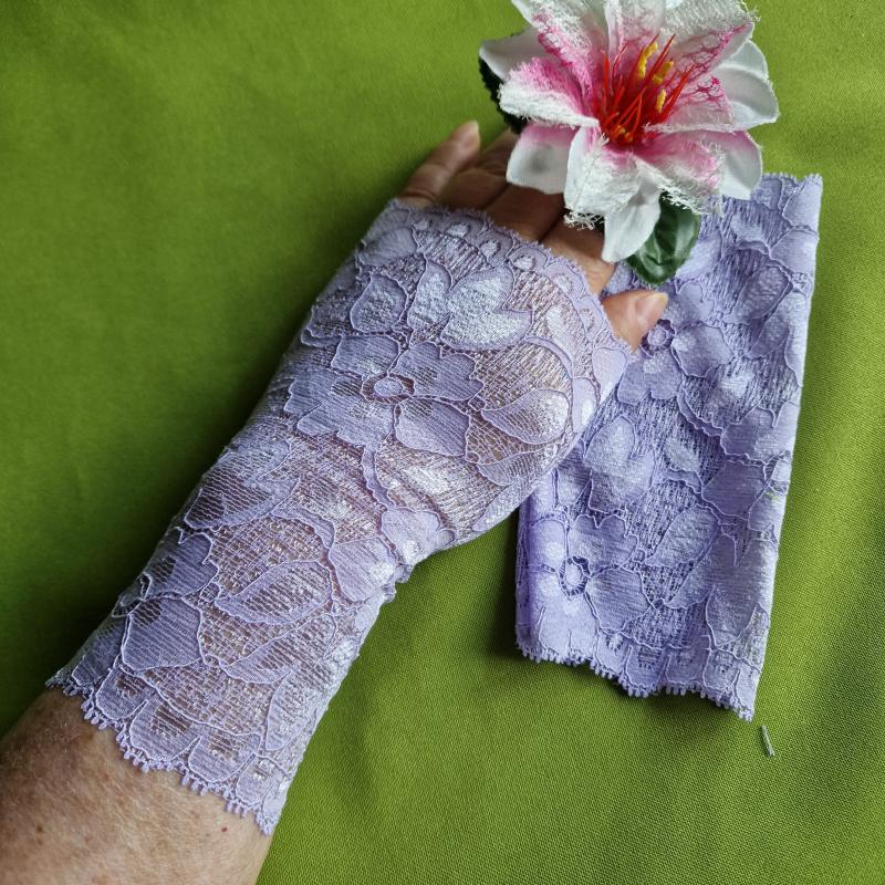 ESKÜVŐ KTY59 – 17cm-es ujjatlan levendulalila színű csipke kesztyű