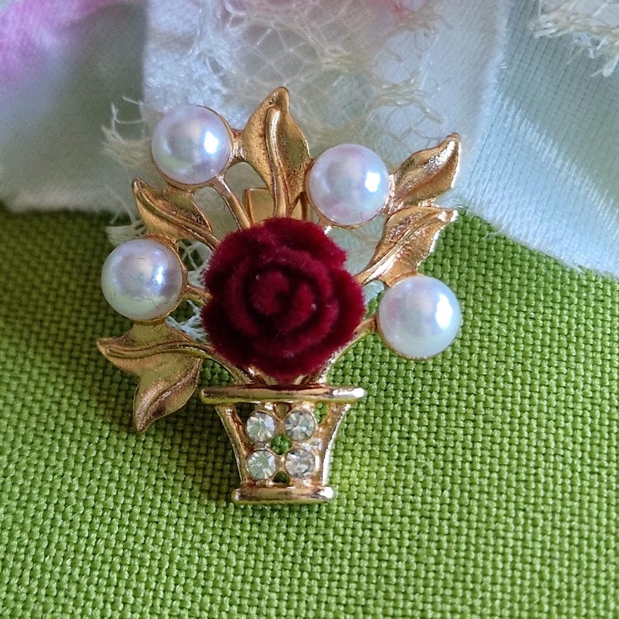 Kitűző bross BRO360 - Vörös rózsa kosárban gyöngyökkel 18x24mm