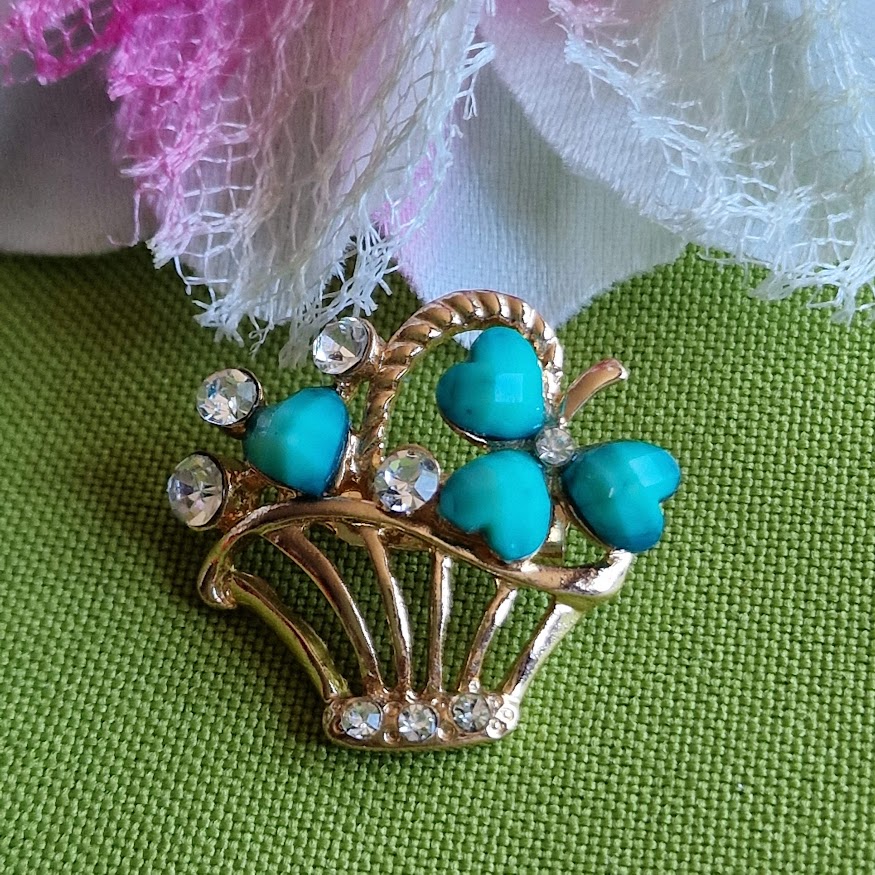 Kitűző bross BRO369 - Türkizkék lóhere kosárban 28x25mm