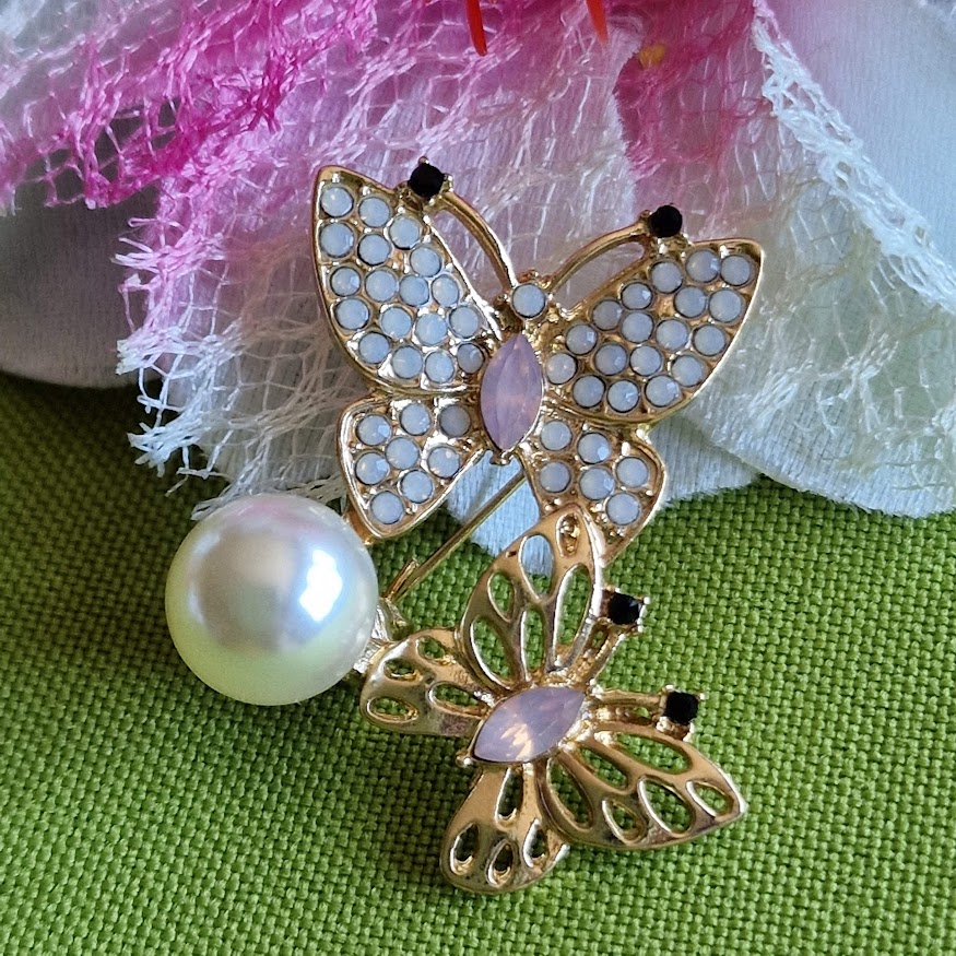 Kitűző bross BRO362 - Fehér strasszköves gyöngyös pillangók 30x35mm