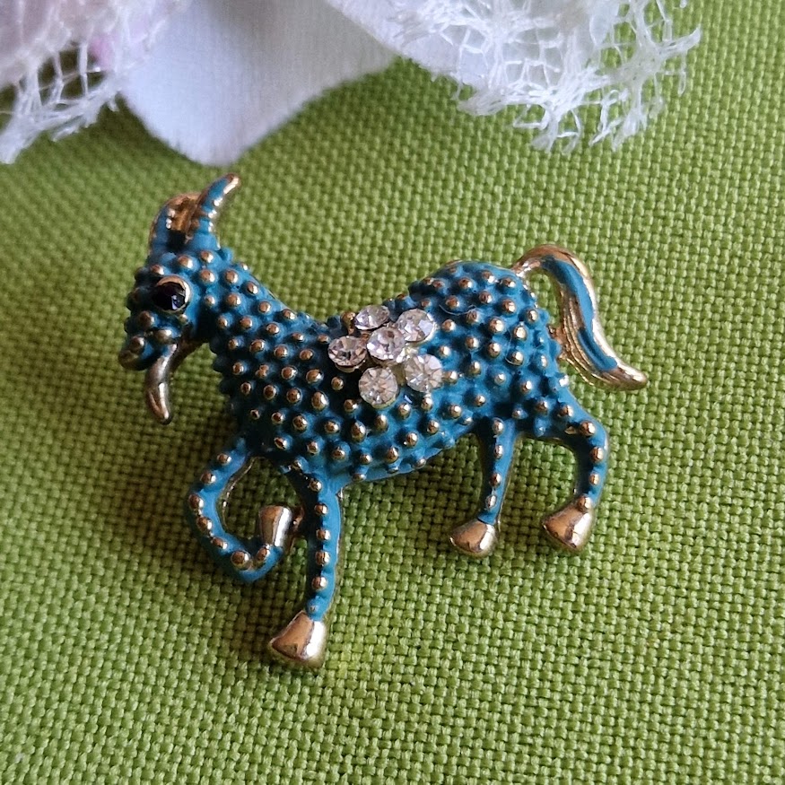 Kitűző bross BRO363 - Kecske melltű 28x28mm