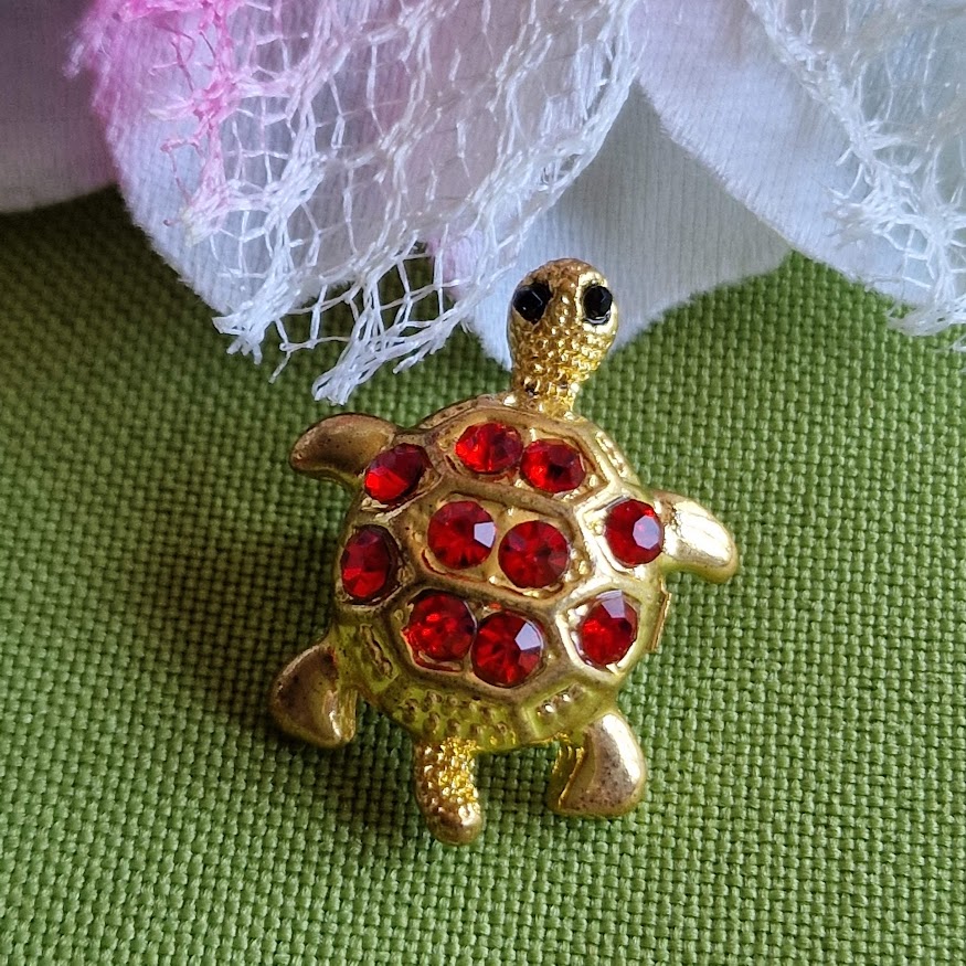 Kitűző bross BRO364 - Piros strasszköves teknősbéka 21x27mm