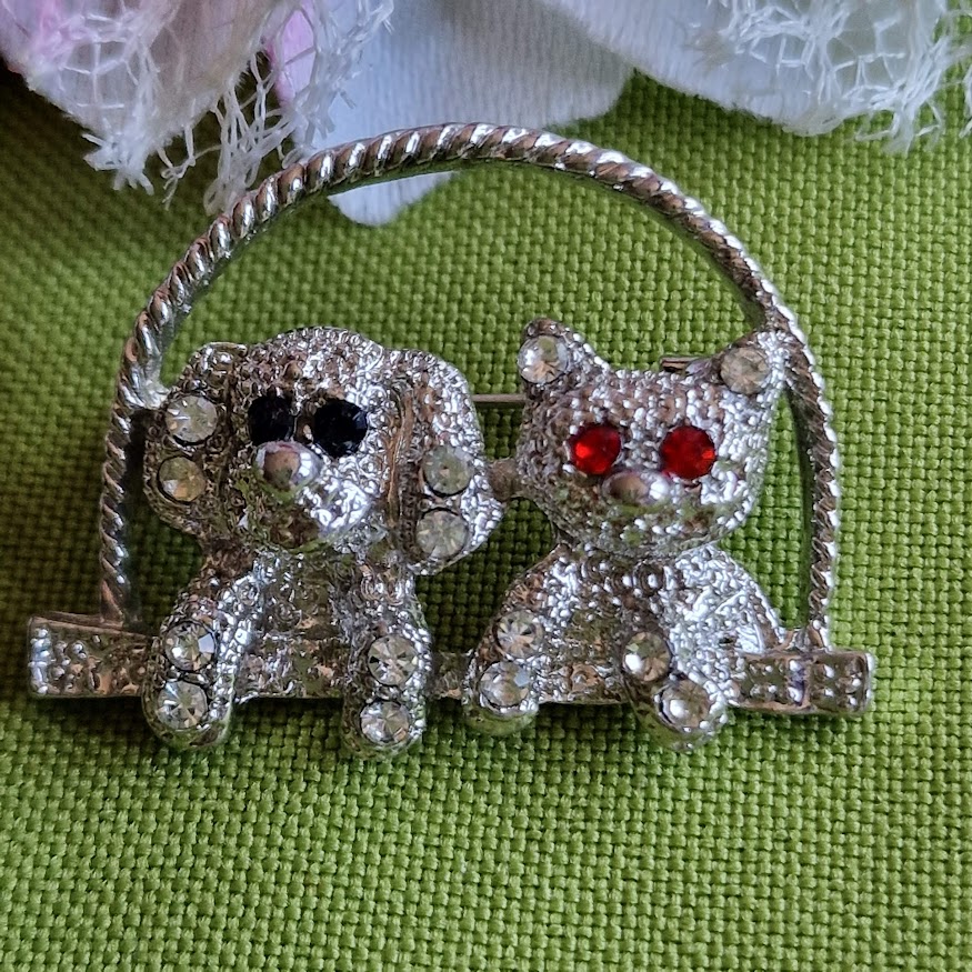 Kitűző bross BRO365 - Ezüst színű kutya és macska 35x27mm