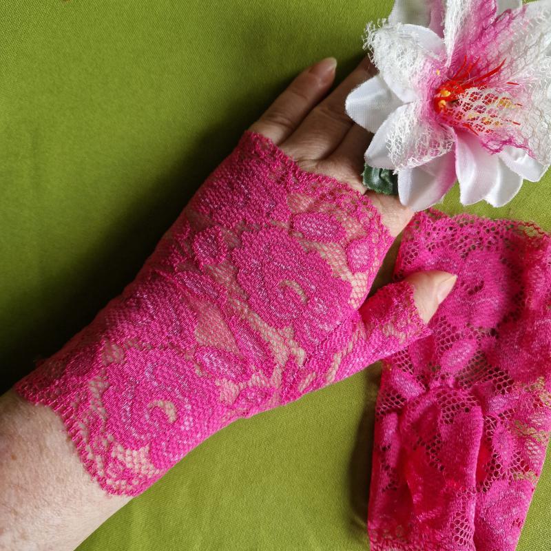 ESKÜVŐ KTY69 - 15cm-es egy ujjas pink magenta csipke kesztyű