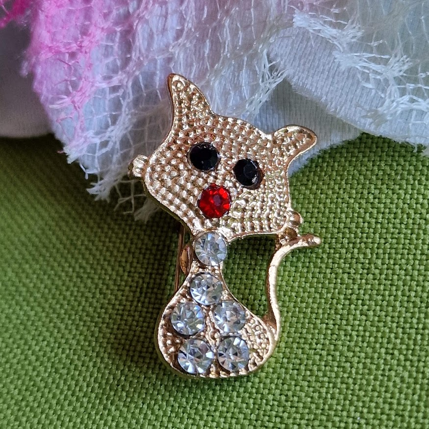 Kitűző bross BRO366 - Strasszos cica melltű 20x29mm