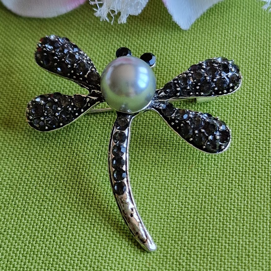 Kitűző bross BRO379 - Fekete strasszos szitakötö gyönggyel 40x40mm