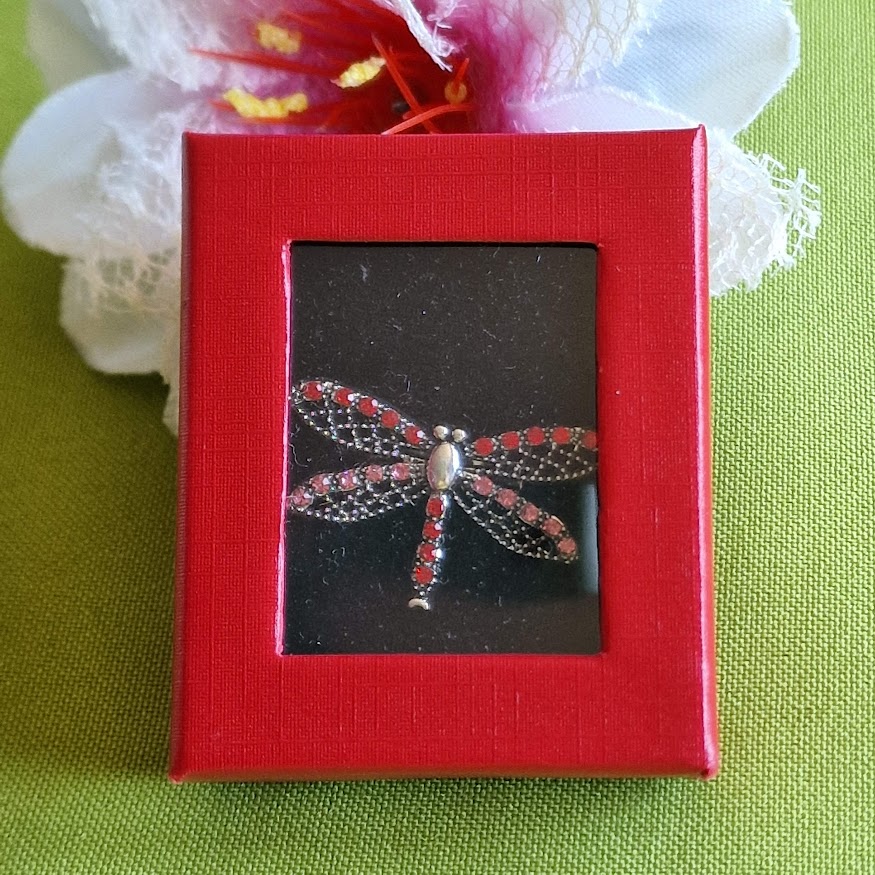 Kitűző bross BRO377 - Fekete és piros strasszos szitakötö DÍSZDOBOZBAN 35x20mm