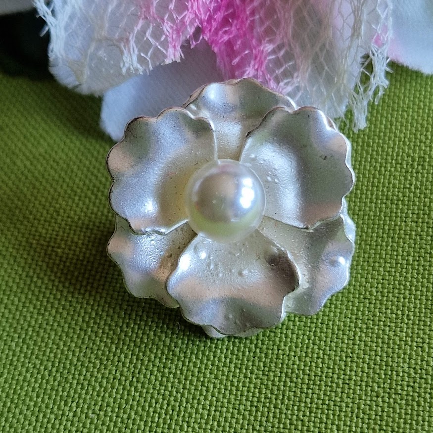 Kitűző bross BRO374 - Ezüst színű gyöngyös virág melltű 27mm